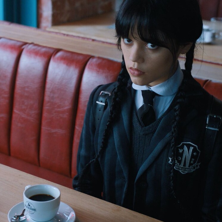 Miércoles Addams en la cafetería