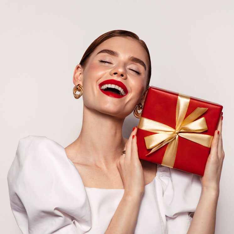 Mujer con regalo de Navidad