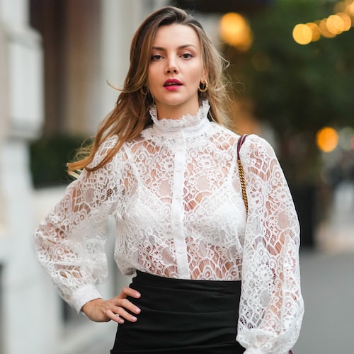 Olesya Senchenko con blusa blanca de encaje