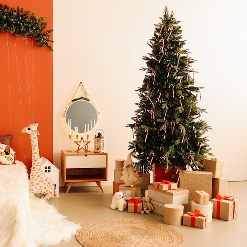 Habitación de niños con decoración y regalos de Navidad