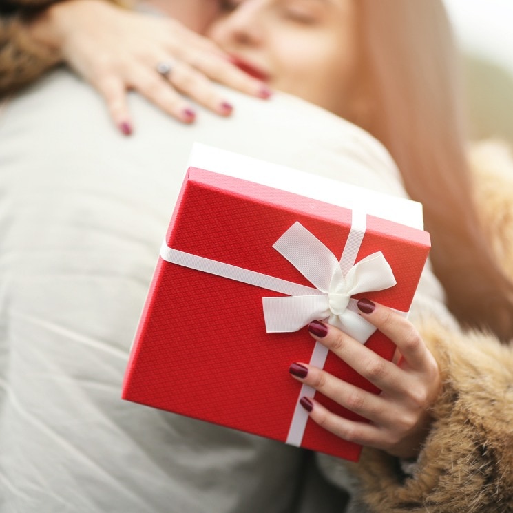 Pareja entregándose un regalo