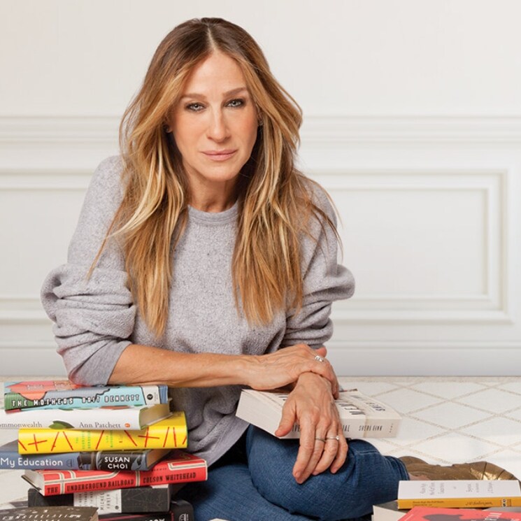 Sarah Jessica Parker posando con libros