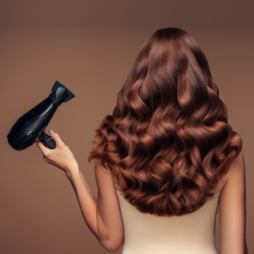 Mujer con secador de pelo 