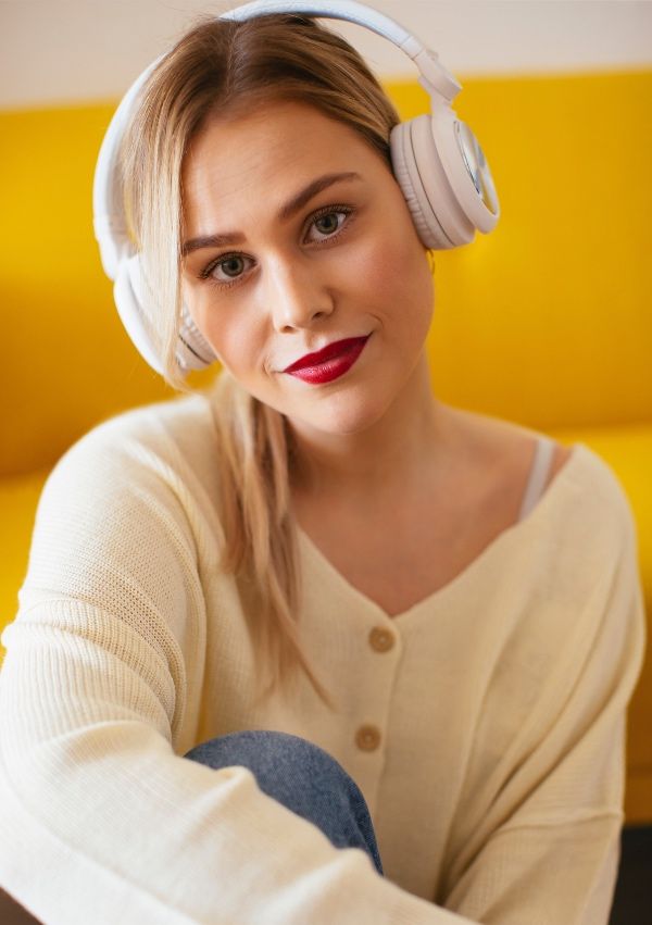 Mujer con auriculares inalámbricos de diadema