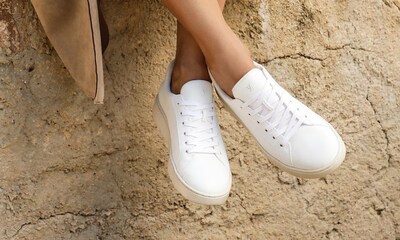 De las zapatillas blancas a las botas de lluvia: compra en oferta el calzado más cómodo