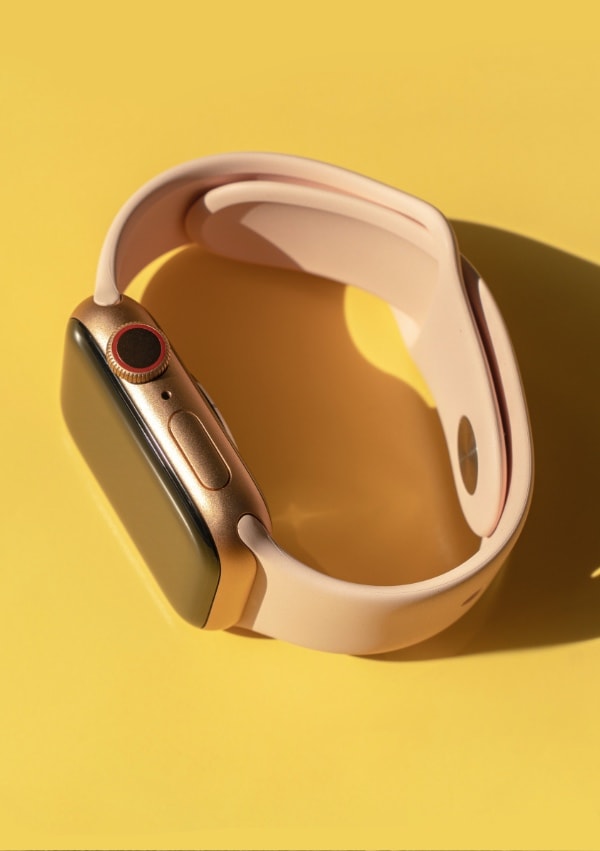 Apple Watch sobre fondo amarillo