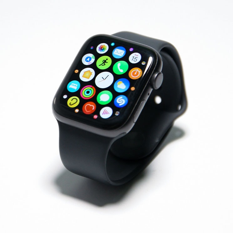 Un Apple Watch sobre fondo blanco