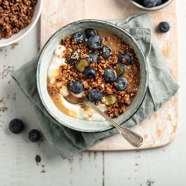 Yogur casero con granola y arándanos