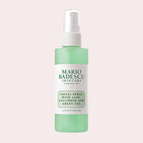 Modelo con bruma facial de Mario Badescu