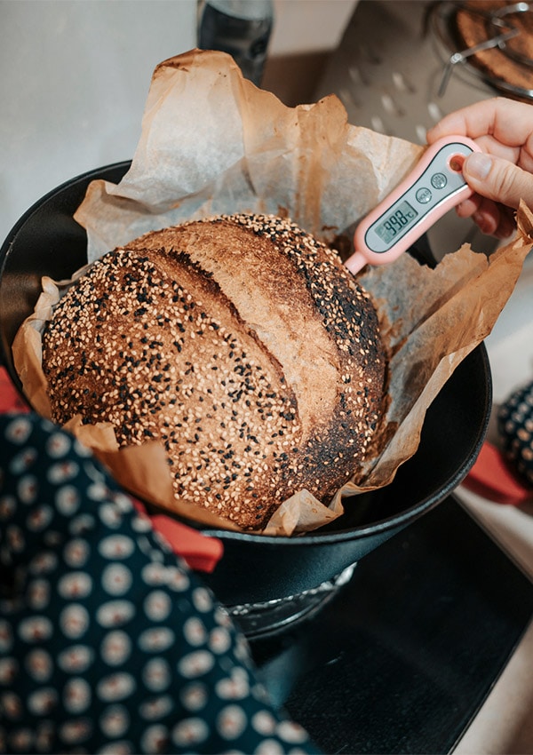termómetro de cocina en un pan