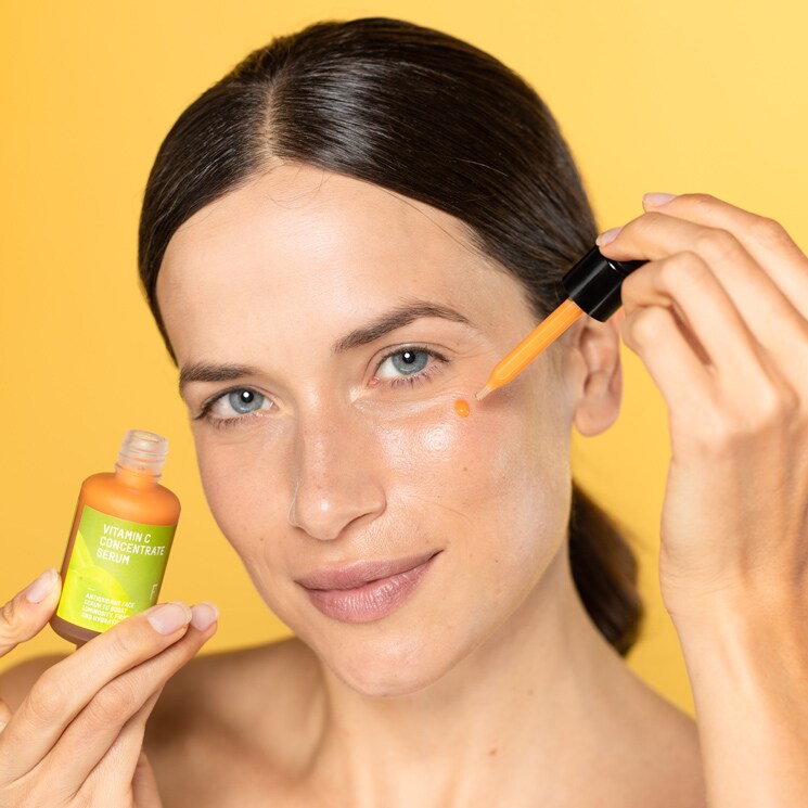 Mujer aplicándose el sérum de vitamina C de Freshly Cosmetics