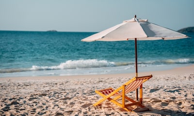 Las sombrillas de playa más bonitas para protegerte del sol con mucho estilo