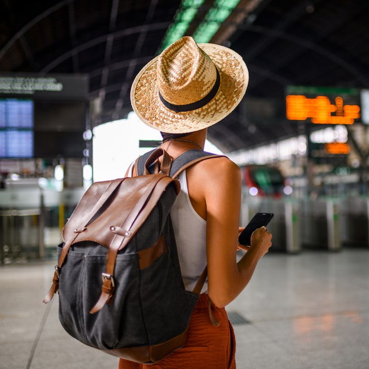 Mujer con mochila en el aeropuerto