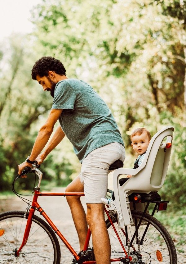 Un bebé en una silla para bicicletas