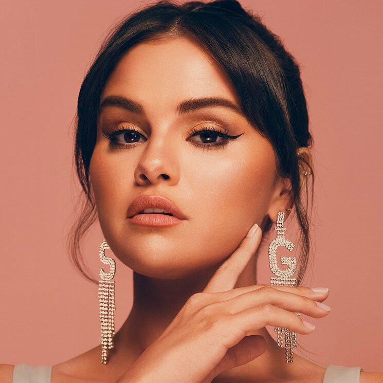 Selena Gomez maquillada con productos de Rare Beauty