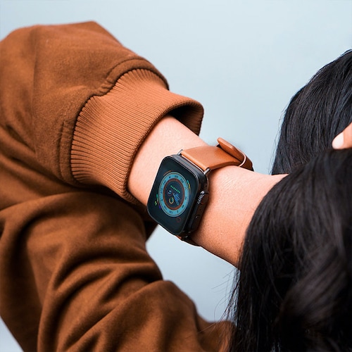 Un Apple Watch Ultra en la muñeca de una chica