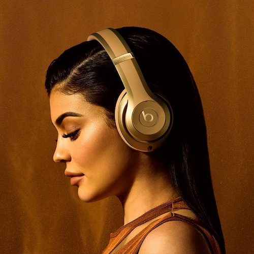 Lylie Jenner con unos auriculares Beats dorados