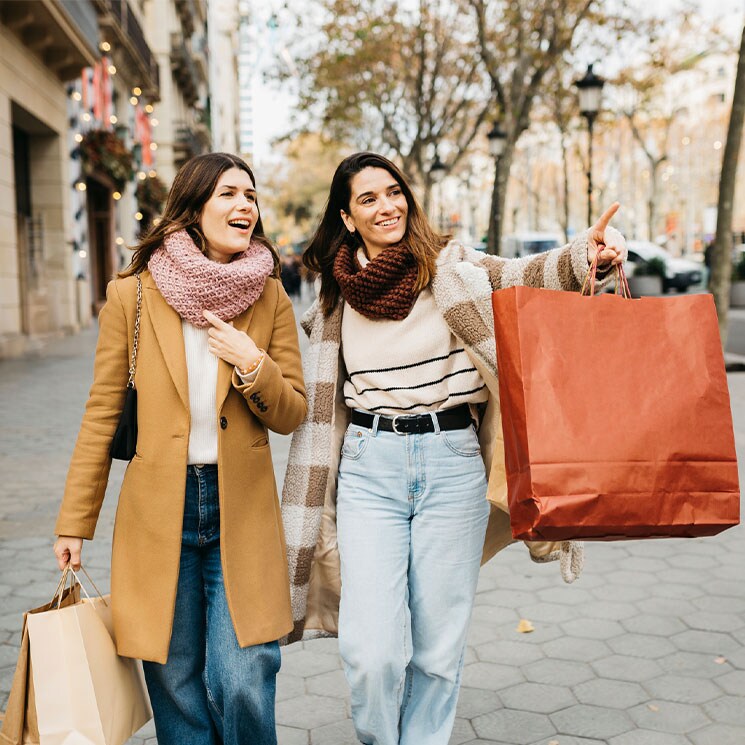 Una chicas con bolsas de compras