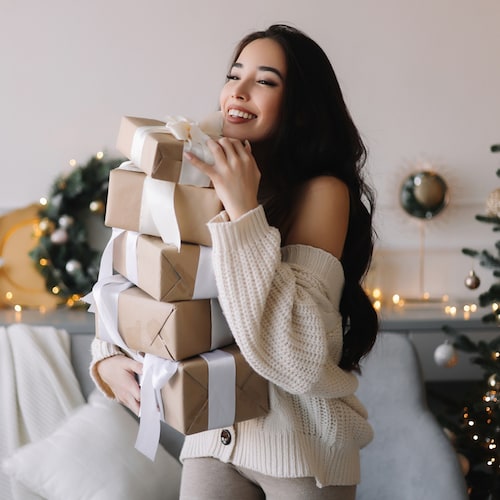 Mujer con regalos de Navidad