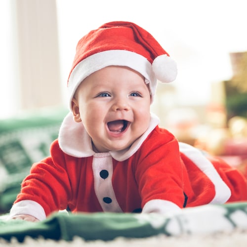 Bebé con disfraz de Papá Noel en Navidad