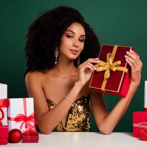 Mujer con regalos de Navidad y vestido de lentejuelas