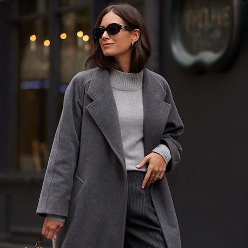 mujer-abrigo-Mujer con abrigo y jersey gris