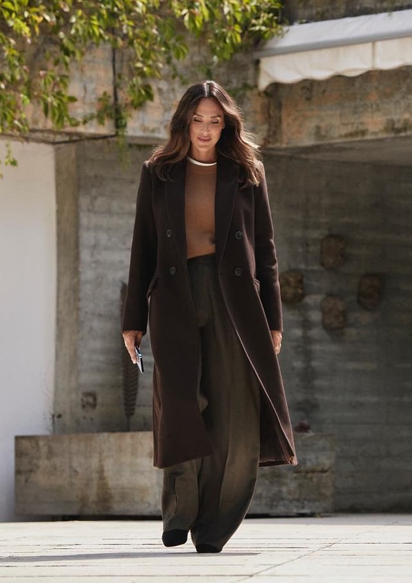 Tamara Falcó con pantalones anchos, jersey cámel y abrigo marrón