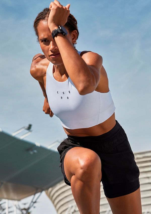 Mujer con sujetador deportivo y leggings de Casall