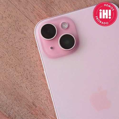 Un iPhone 15 de color rosa