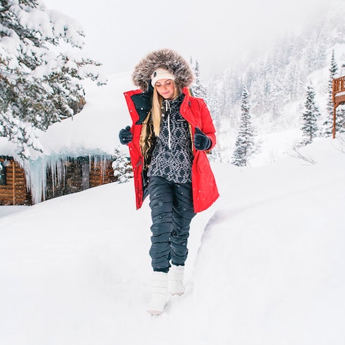 Mujer con abrigo de nieve Columbia rojo