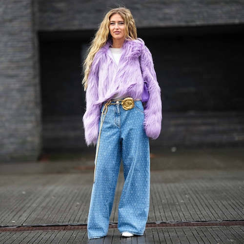 Emili Sindlev con vaqueros de Chanel y abrigo de pelo lila