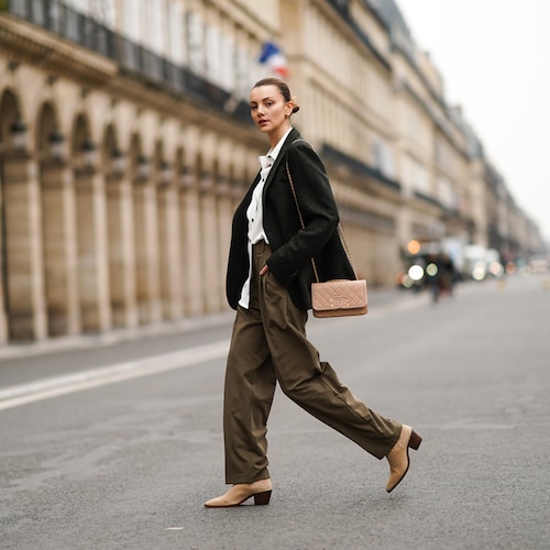 Olesya Senchenko con americana y pantalones verdes en París