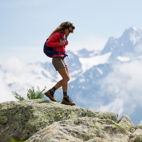 Mujer haciendo senderismo en la montaña