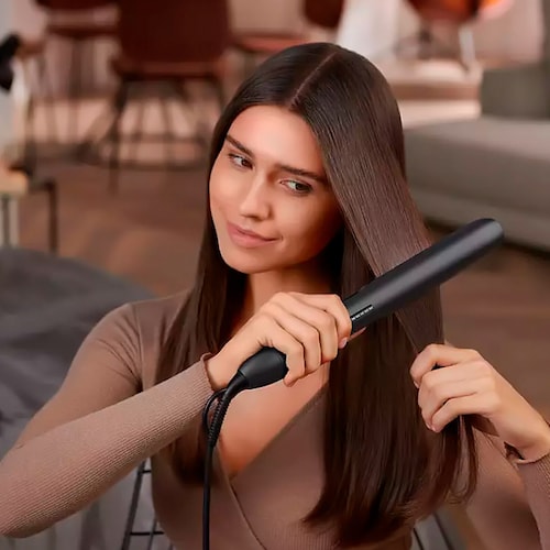 Mujer planchándose el pelo con plancha de Philips series 5000