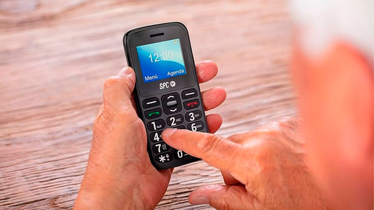 Este es el mejor móvil para mayores: simple, seguro y con alertas si algo no va bien