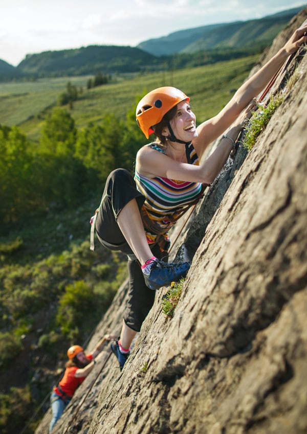 Mujer escalando en exteriores