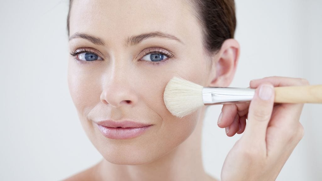 Los mejores trucos y productos para aplicar bien la base de maquillaje en pieles maduras