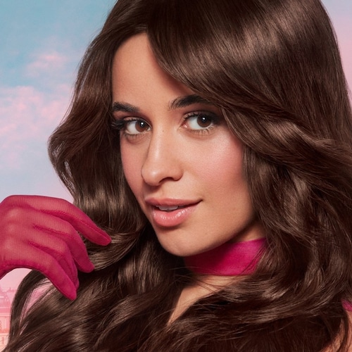 Camila Cabello con labios jugosos y guante rosa