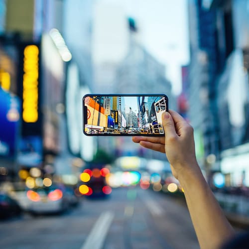 Un móvil haciendo una foto en una ciudad