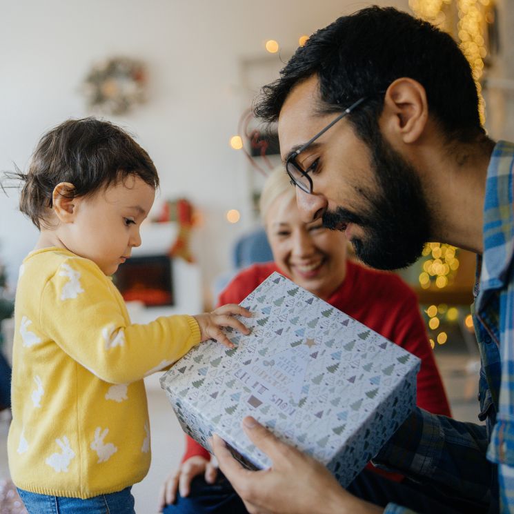 Padre abriendo regalos con su hija