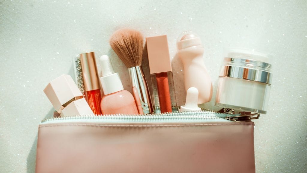 Los mejores productos de cosmética mini para lucir una piel y pelo radiantes en todos tus viajes