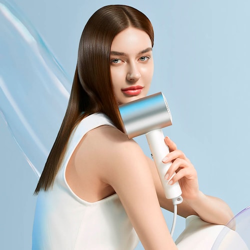Mujer morena con cabello liso y secador de pelo Xiaomi Water Ionic Hair Dryer H500 Water Ionic Hair Dryer H500