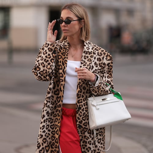 Karin Teigl con abrigo largo con estampado leopardo de H&M