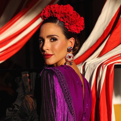 Rocío Osorno con vestido de Flamenca, claveles en el pelo y labios rojos