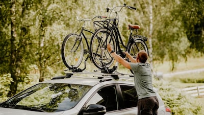 ¿La bicicleta es tu mejor compañera de viaje? Estos son los mejores portabicicletas para el coche