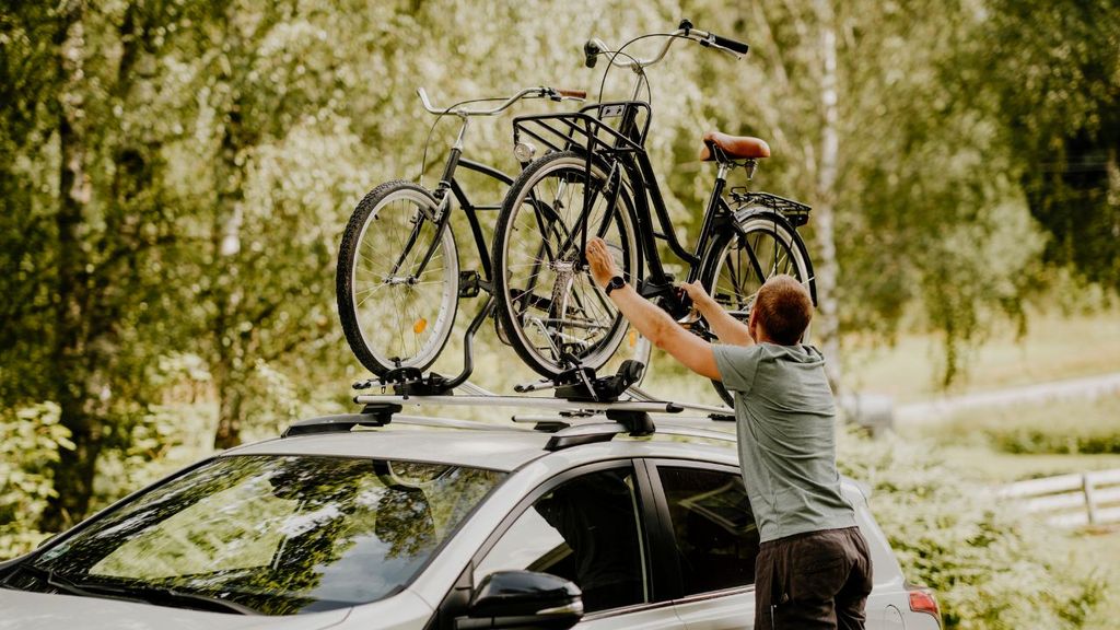 ¿La bicicleta es tu mejor compañera de viaje? Estos son los mejores portabicicletas para el coche