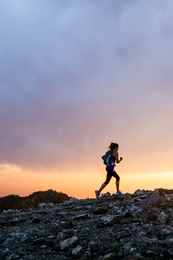 Trail running mujer en montaña