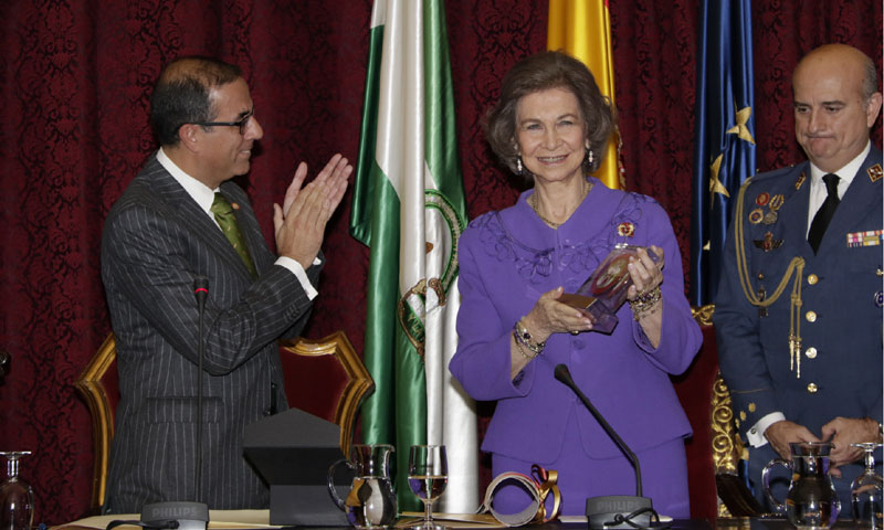 La Universidad de Sevilla premia a la Reina Sofía por su defensa de los Derechos Humanos