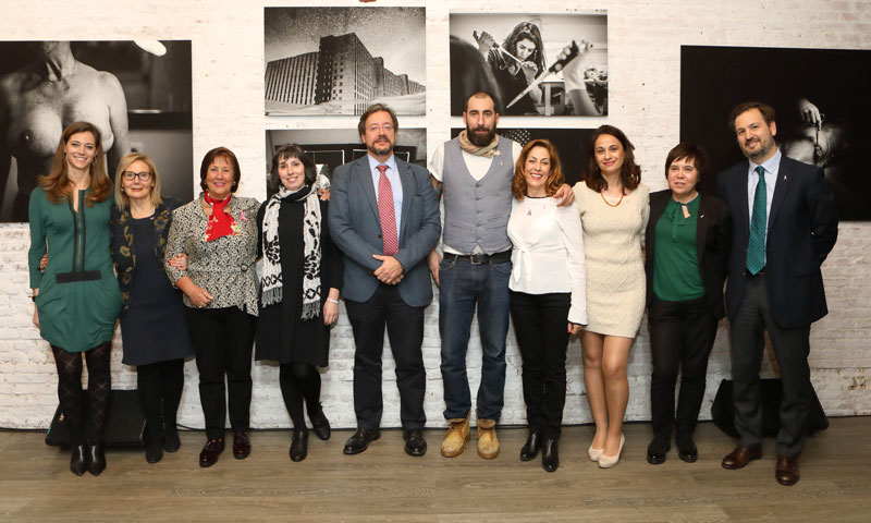 El fotoperiodista Manu Brabo retrata la valentía en la lucha contra el cáncer de mama