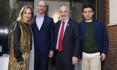 El embajador de Colombia en España y su esposa, anfitriones de una exposición en su residencia